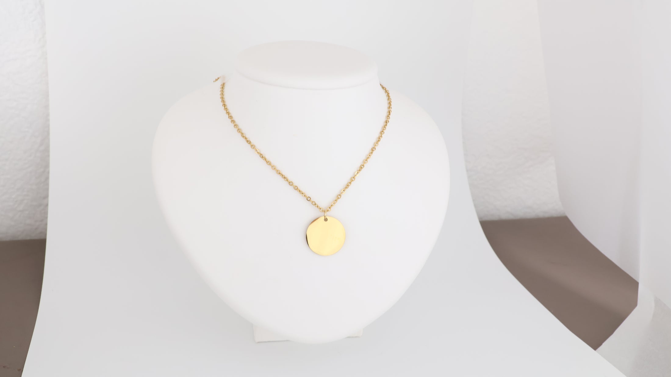 Stainless steel circle pendant with necklace