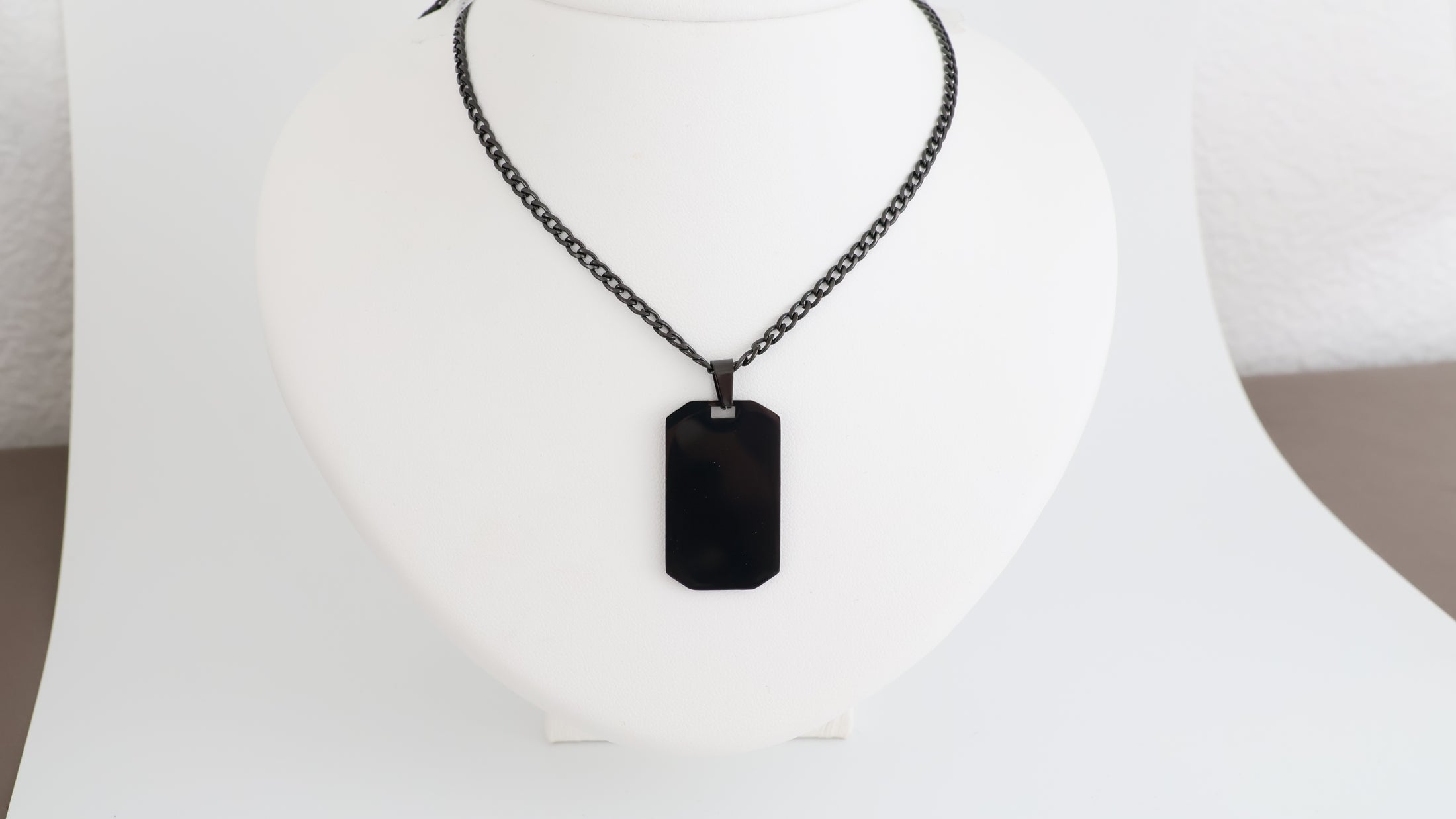 Dog tag pendant with necklace