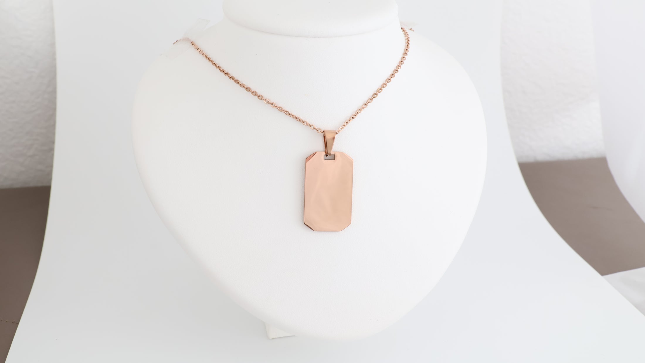 Dog tag pendant with necklace