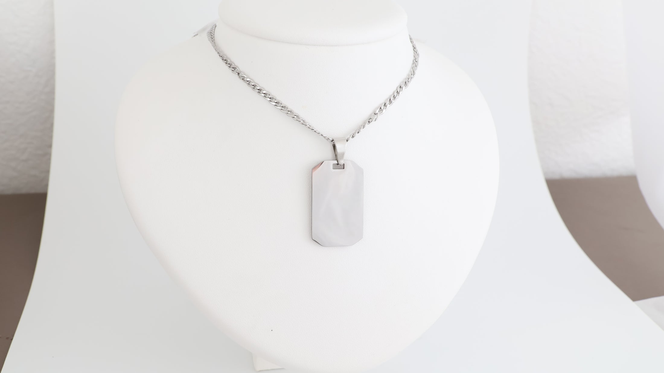 Dog tag pendant with necklace