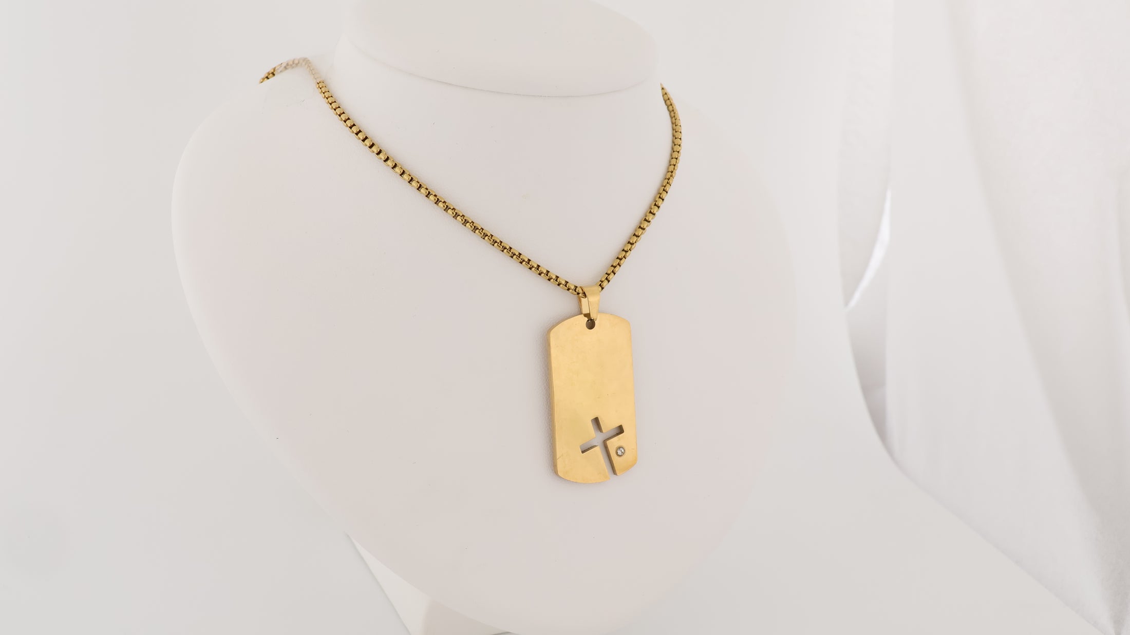 Cross pendant with necklace
