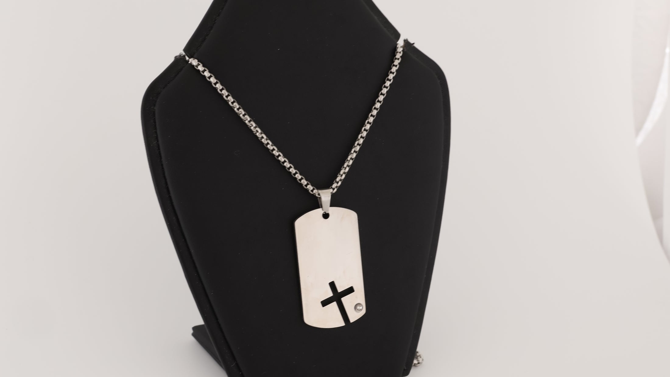 Cross pendant with necklace